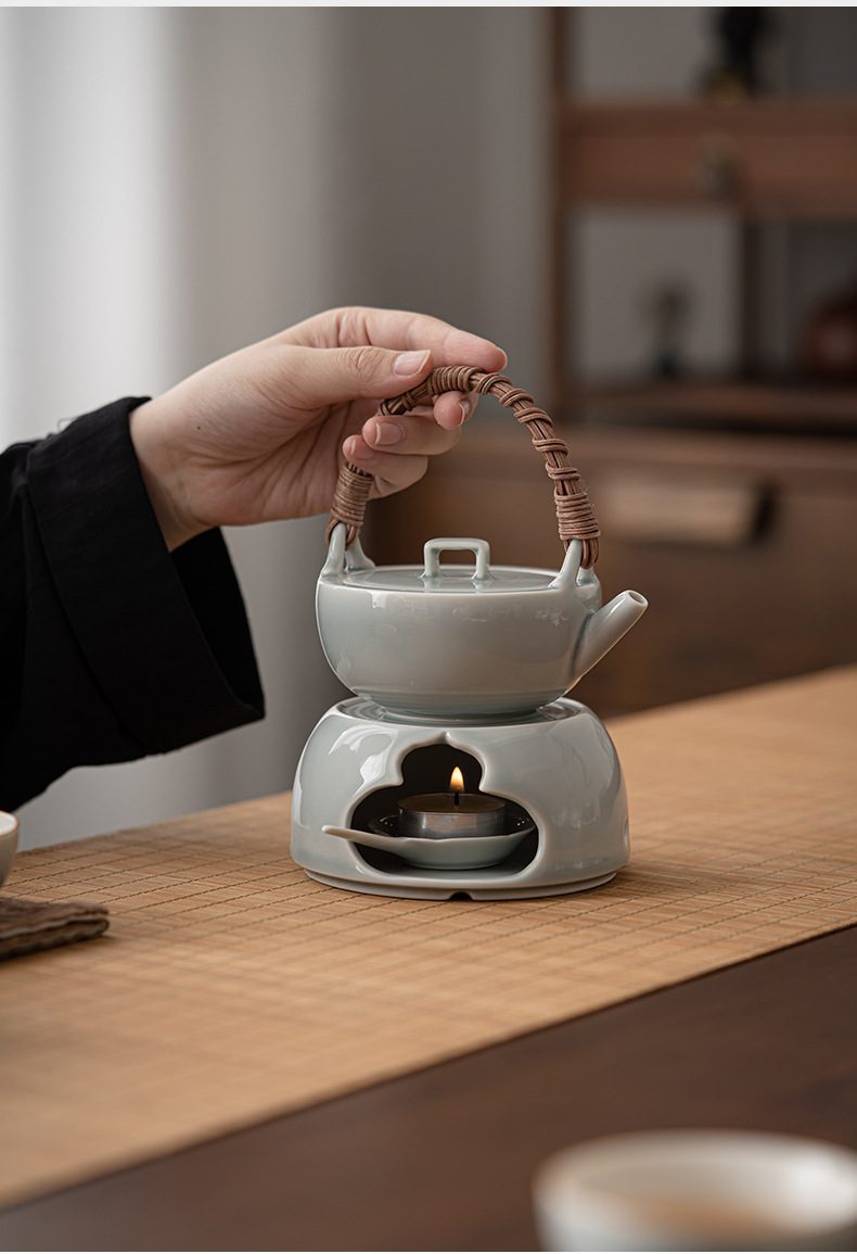 冰灰釉溫茶爐套組，南山居日式青瓷提梁茶壺組，搭配溫壺爐與燭光，釉色溫潤雅緻，呈現簡約禪意美學。
