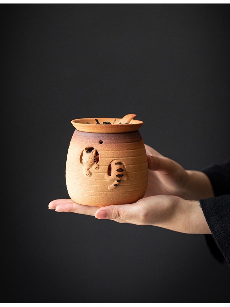 古早燒小貓烤茶爐，南山居手工陶製趣味貓咪茶倉，粗陶質感樸實溫潤，浮雕貓咪造型生動可愛，適合儲存各式茗茶。