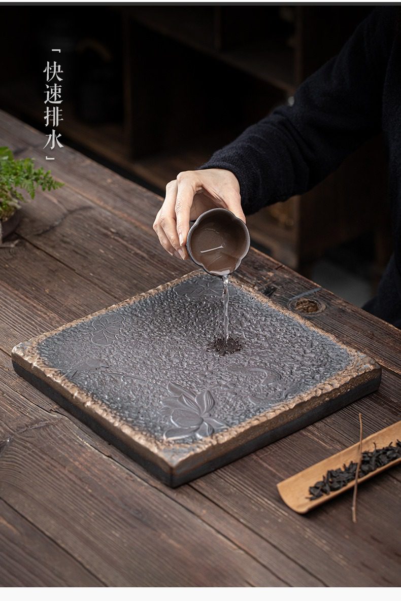 古早燒荷池乾泡茶盤，南山居手工雕刻石紋茶盤，呈現沉穩禪意風格，蓮花浮雕工藝精緻，具備高效排水功能。