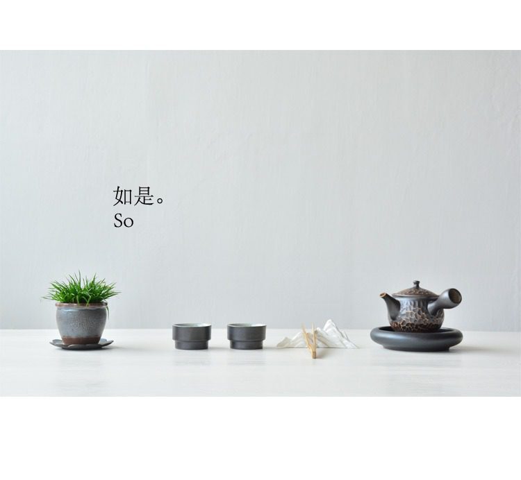 遠山湖石筆架，南山居日式黑陶側把壺與品茗杯，壺身具備獨特肌理質感，呈現簡約禪意茶席空間。