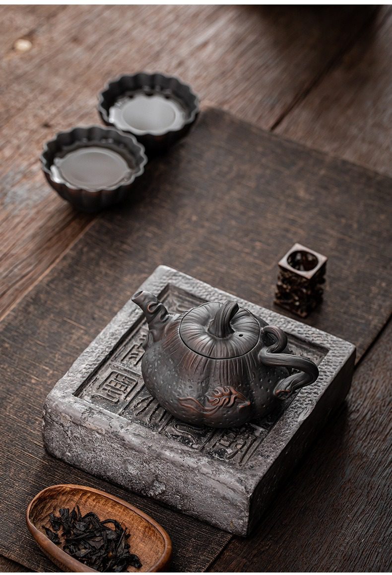 紫陶清溪南瓜茶壺，南山居手工黑紫砂南瓜壺，壺身質感古樸沉穩，搭配雕刻茶盤與禪意茶席擺設。