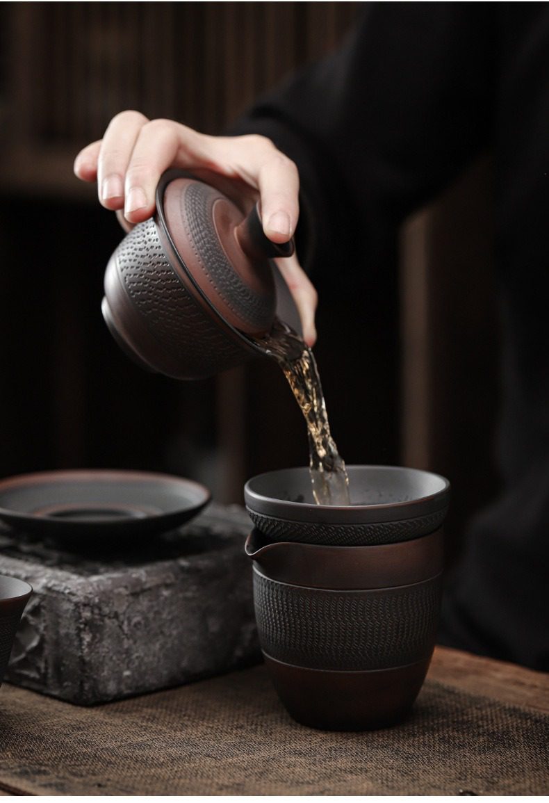 紫陶清溪公道杯，南山居黑陶快客杯，壺身刻飾精緻魚子紋，古樸沉穩，完美展現出湯時的行雲流水之美。