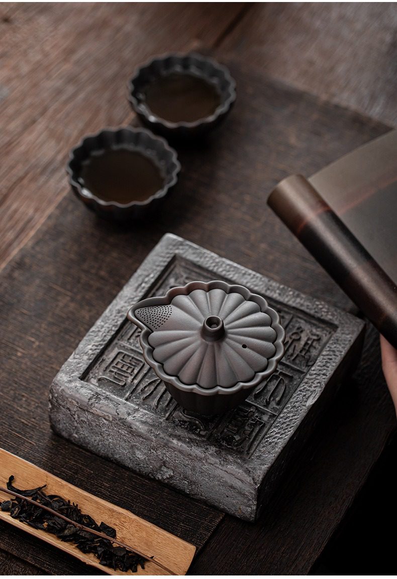 紫陶清溪花瓣手抓壺，南山居黑陶花瓣蓋碗，造型優雅獨特，紋理細膩，展現極致禪意茶道美學。