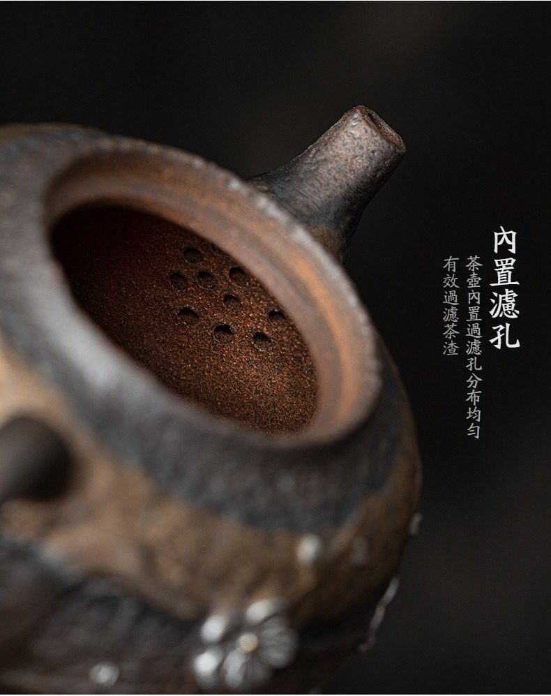 古早燒鎏金暗香正把壺，南山居手工紫砂壺內置濾孔，球孔設計排列均勻，有效過濾茶渣，保持茶湯清澈純淨。