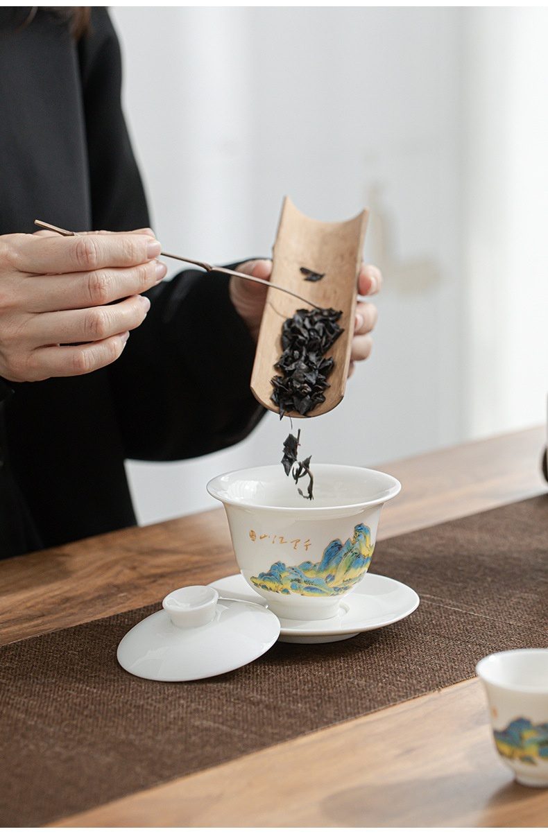 雲悅羊脂玉白瓷茶具套組，南山居手繪山水景德鎮白瓷蓋碗，搭配竹茶則正優雅入茶，展現茶道儀式感。
