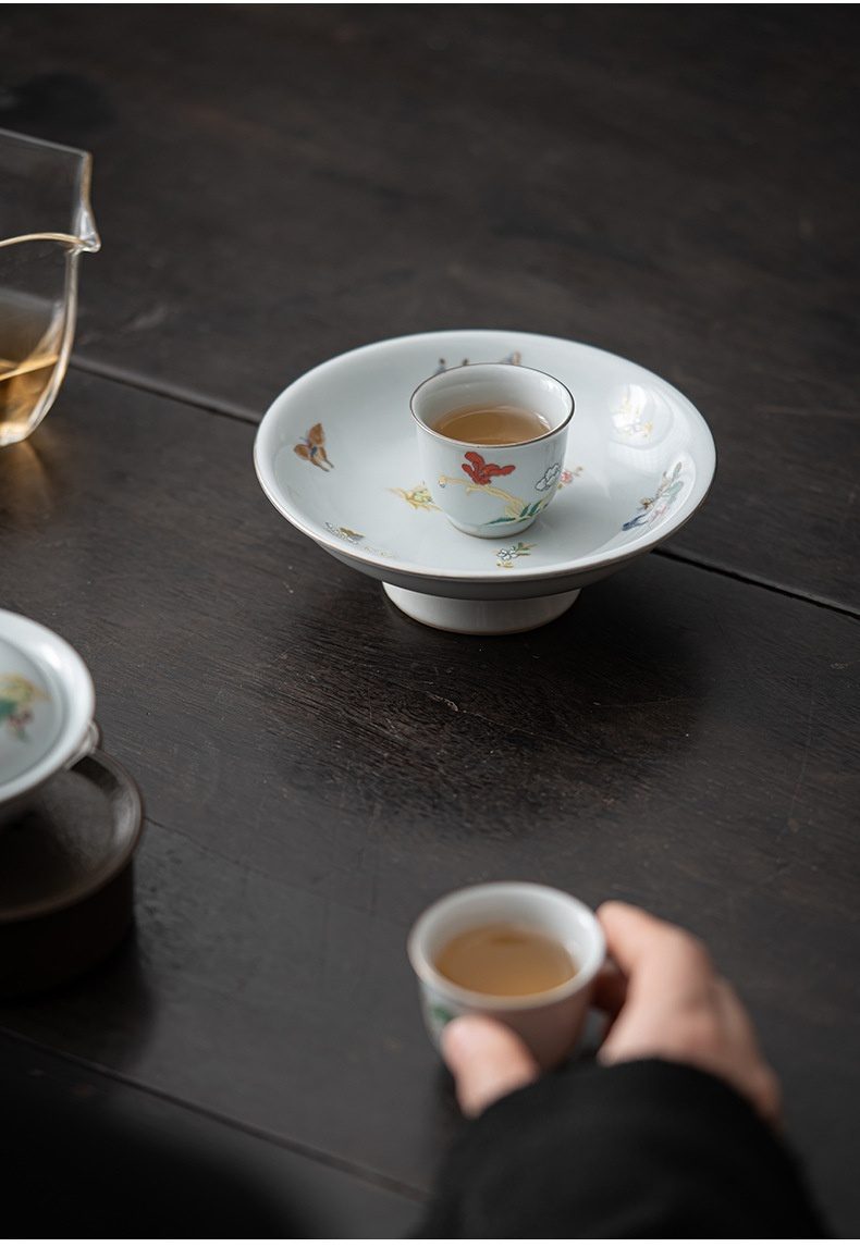 三味茶品 - 月蝶高足壺承，南山居精緻手繪蝴蝶花鳥紋陶瓷茶杯與茶托組，搭配描金邊，內盛琥珀色茶湯，展現典雅茶道美學。