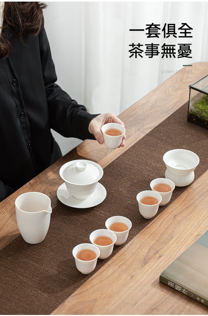 雲悅羊脂玉白瓷茶具套組，南山居簡約白瓷茶具組，包含蓋碗、公道杯與多個品茗杯，器型圓潤雅緻，適合日常品茗與功夫茶具愛好者。