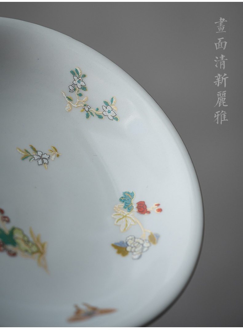 三味茶品 - 月蝶高足壺承，南山居手繪瓷茶具局部，潔白瓷面上點綴清新雅緻花卉圖案，展現高雅品茗美學。