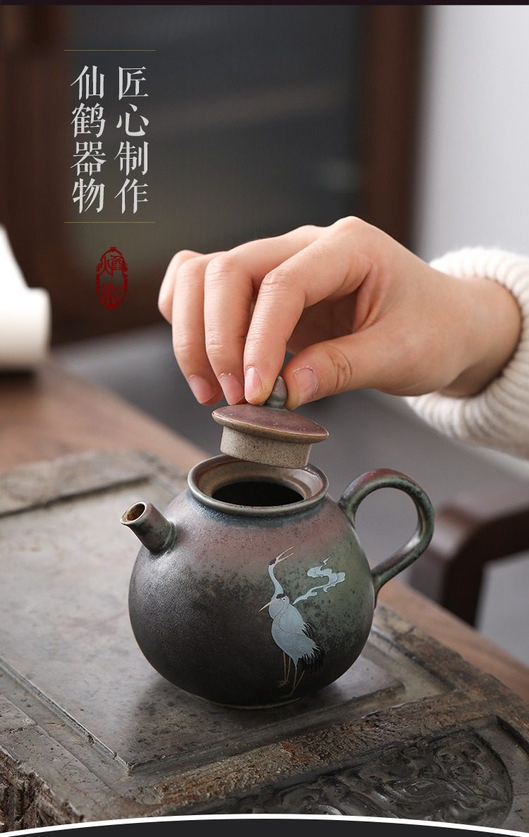 窯變煥彩瑞鶴呈祥水滴茶壺，南山居手工仙鶴窯變茶壺，壺身繪有精緻仙鶴圖案，釉色深邃沉穩，呈現出獨特的古樸禪意風格。
