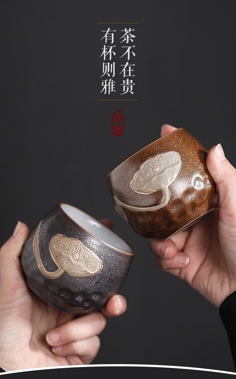 窯變煥彩四季品茗杯套組，南山居手工柴燒質感茶杯，杯身雕刻精緻蓮蓬圖案，古樸厚重，適合品茗收藏。