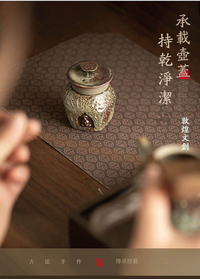 敦煌印象圓隱蓋置，南山居敦煌系列壺蓋置，古樸窯變釉面雕刻佛像，展現深厚禪意與精緻工藝。