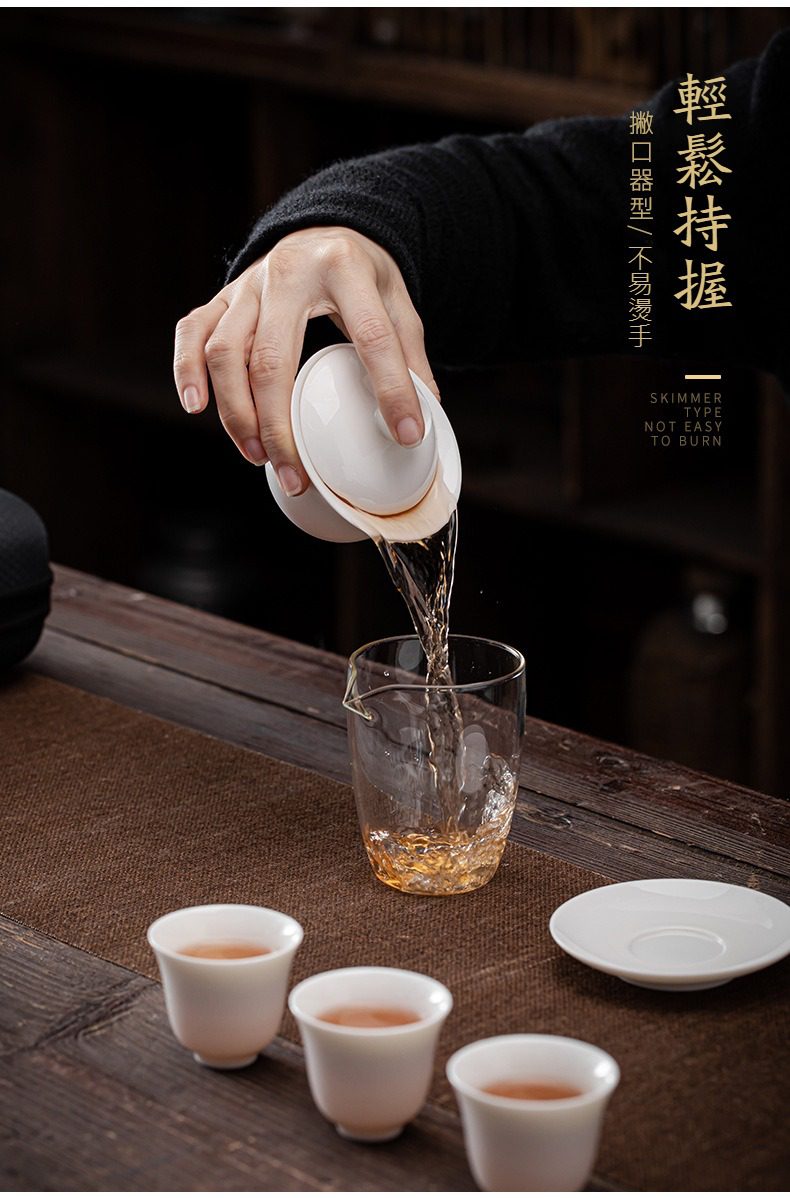 白瓷雲軒旅行茶具組，南山居白瓷撇口蓋碗，設計符合人體工學，持握舒適且防燙，出水流暢，是茶道愛好者的泡茶首選。