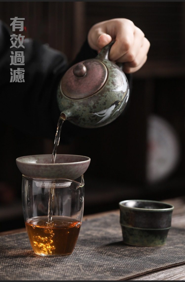 窯變煥彩過濾茶漏，南山居復古陶瓷茶壺，壺身繪有雅緻仙鶴圖案，搭配陶製茶濾與玻璃公道杯，呈現東方茶道之美。