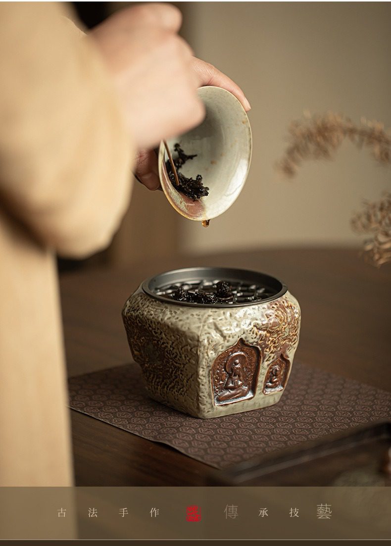敦煌印象枯禪建水，南山居手工禪意茶渣缸，粗陶材質刻有佛像浮雕，古樸厚重，為品茗空間增添沉靜雅緻氛圍。
