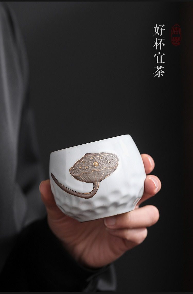 窯變煥彩四季品茗杯套組，南山居手工白瓷蓮蓬茶杯，杯身錘紋質感細膩，浮雕蓮蓬設計優雅，適合品茗與茶道收藏。