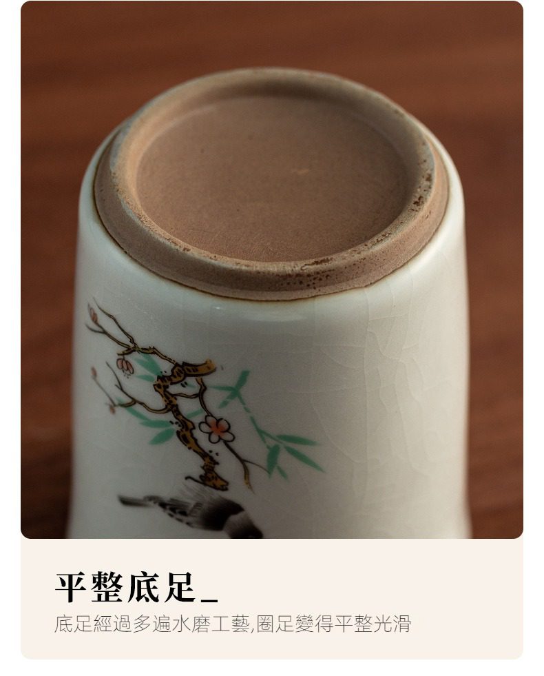 汝窯可申旅行快客杯，南山居精緻開片瓷茶杯，底部經細膩水磨工藝處理，杯身繪有素雅梅花圖案，展現禪意與職人手作美感。