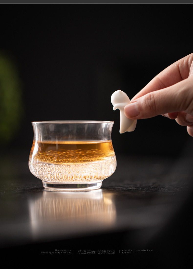 白瓷貓咪掛件茶寵，南山居精緻手工白瓷茶寵，造型簡約雅致，搭配晶瑩剔透的玻璃茶杯，展現現代東方禪意品茗氛圍。