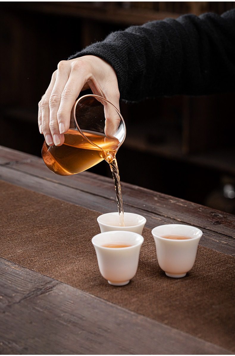 白瓷雲軒旅行茶具組，南山居手工玻璃公道杯，注入色澤透亮的金黃茶湯，搭配質感白瓷茶杯，展現高雅茶道氛圍。