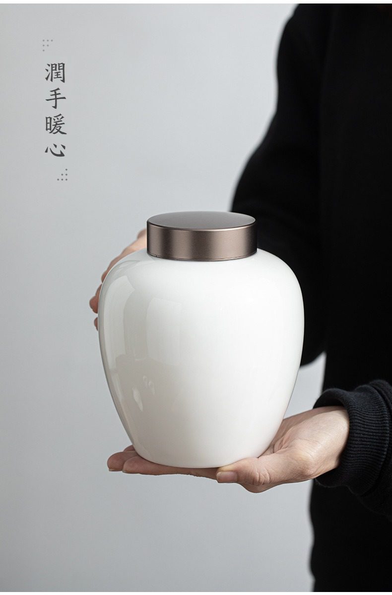 白瓷雲融茶葉罐，南山居典雅白瓷茶葉罐，瓶身圓潤光潔，搭配磨砂金屬蓋，營造簡約專業品味。