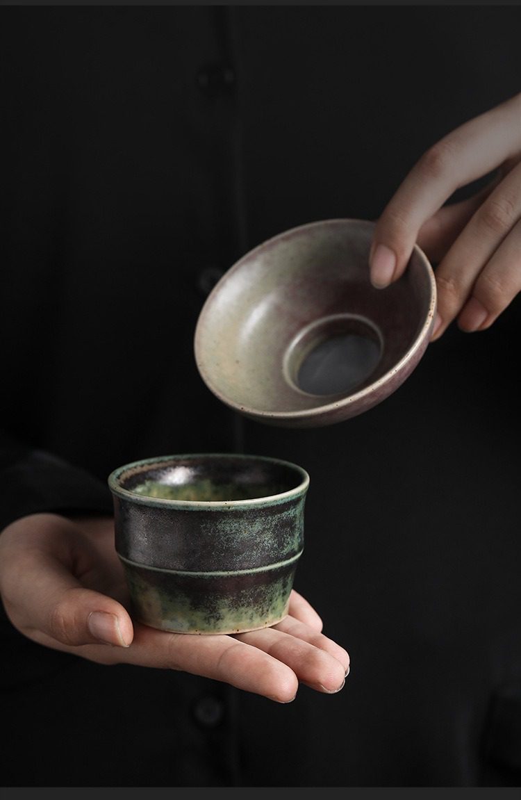 窯變煥彩過濾茶漏，南山居手作陶藝茶杯與茶漏，侘寂風墨綠窯變釉色，手工茶具散發禪意美學。