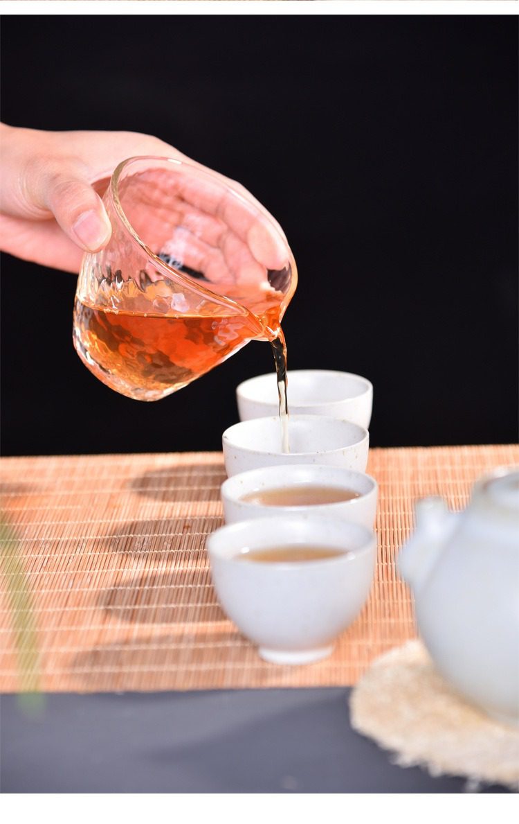 玻璃錘目紋公道杯，南山居晶瑩玻璃公道杯，將琥珀茶湯緩緩注入素白陶瓷品茗杯中，呈現茶道美學。