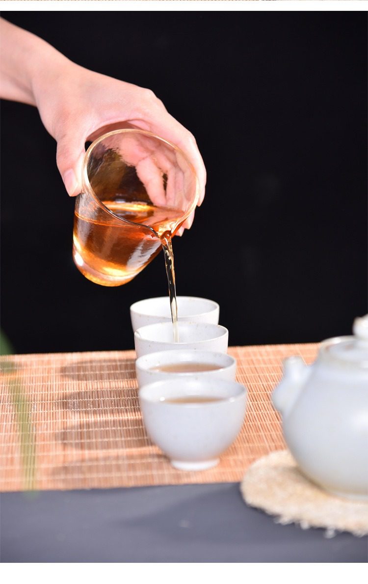 水波紋錘目玻璃公道杯，南山居手工玻璃公道杯，將澄澈琥珀茶湯，均勻分注至雅緻白瓷茶杯，展現茶席美學。