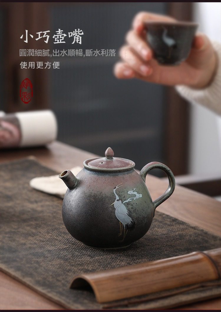 窯變煥彩瑞鶴呈祥水滴茶壺，南山居手工柴燒質感紫砂壺，壺身繪有精緻仙鶴圖騰，壺嘴設計小巧，出水流暢斷水俐落。