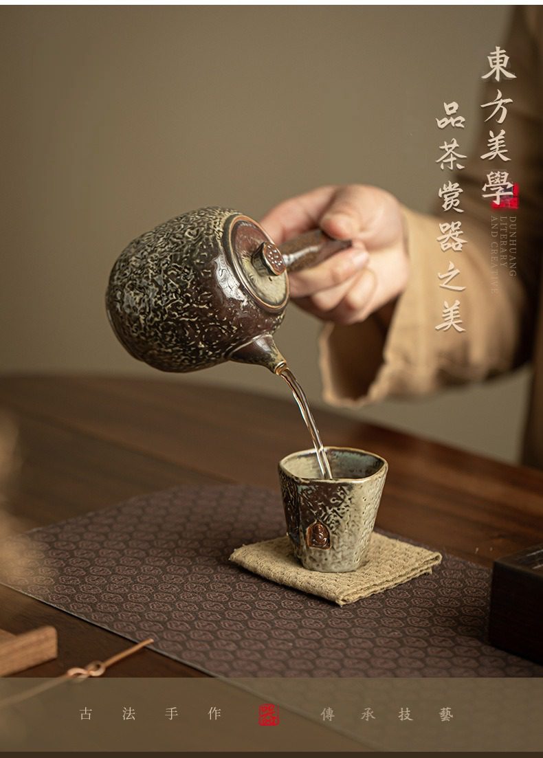 敦煌印象茶壺，南山居粗陶側把壺，壺身呈現獨特斑駁岩礦肌理，搭配手工茶杯，演繹古樸禪意茶道美學。