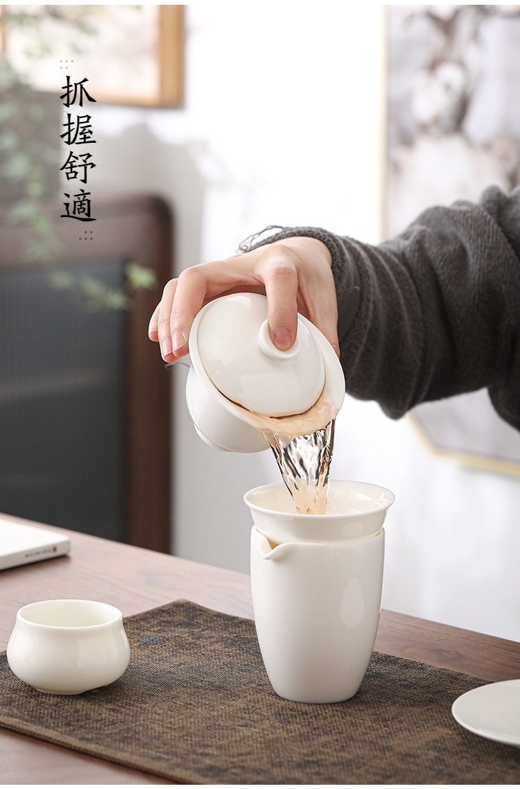 白瓷羊脂玉雲悅功夫茶具組，南山居白瓷防燙蓋碗，瓷質溫潤潔白，出水順暢，設計符合人體工學，握感舒適且不燙手。