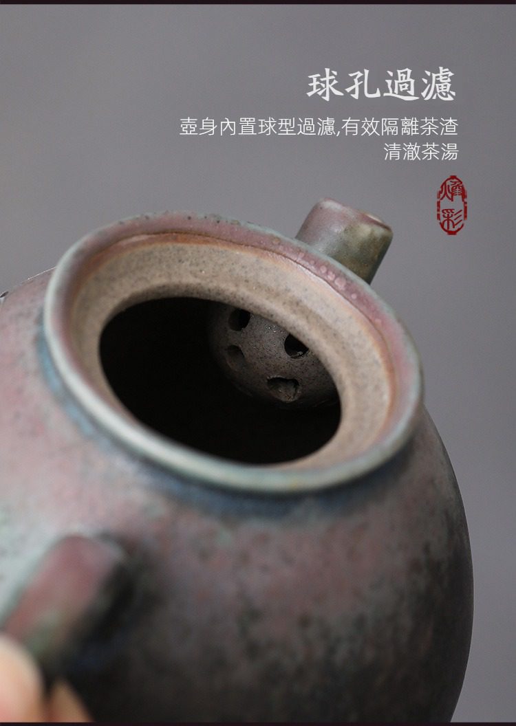 窯變煥彩瑞鶴呈祥水滴茶壺，南山居手工紫砂壺細節，壺內配置精巧球孔過濾網，有效阻隔茶渣，確保茶湯清澈透亮。