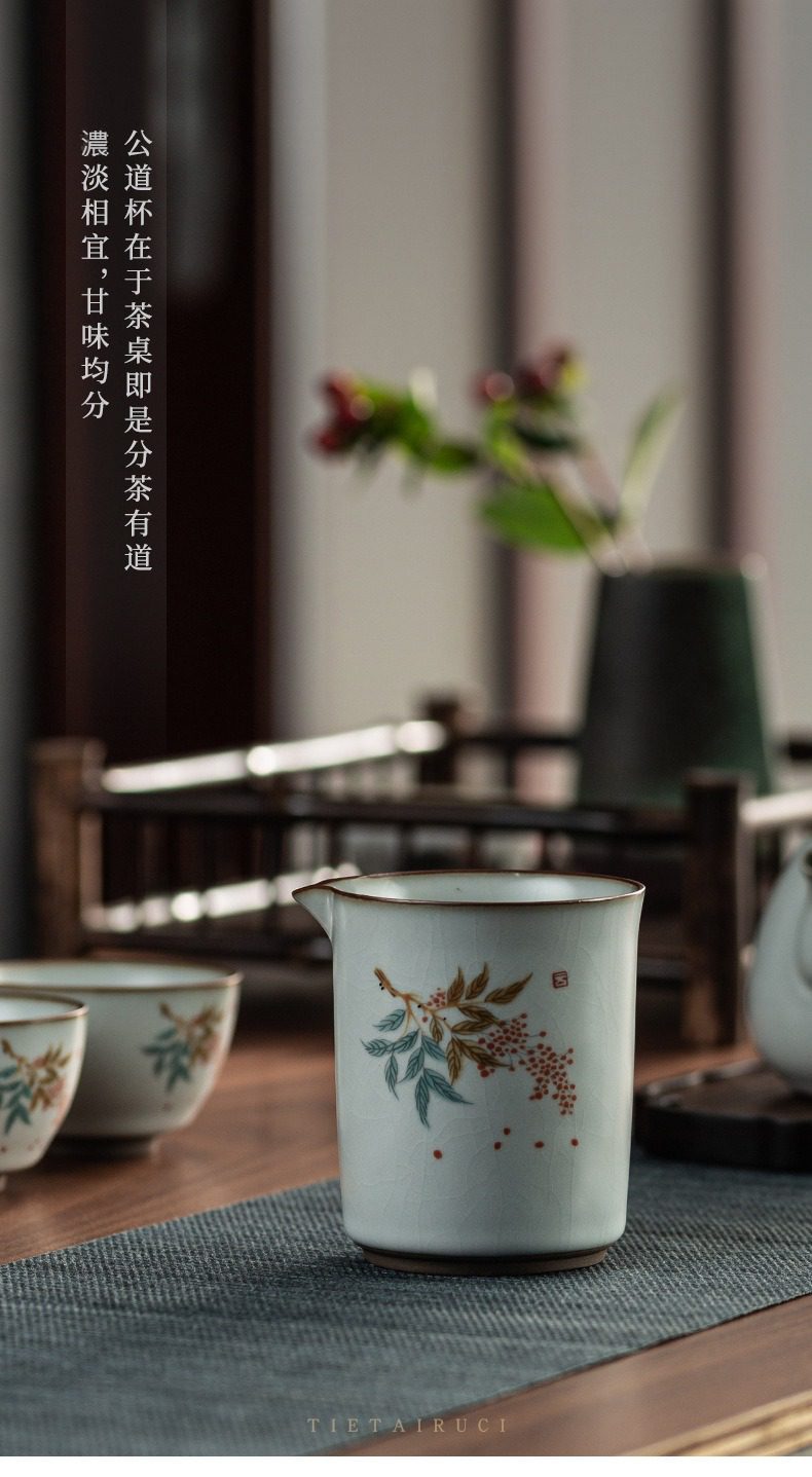 汝瓷可申公道杯，南山居手工手繪花鳥釉色公道杯，瓷質細膩溫潤，杯身勾勒精緻花卉圖案，展現優雅禪意美學。