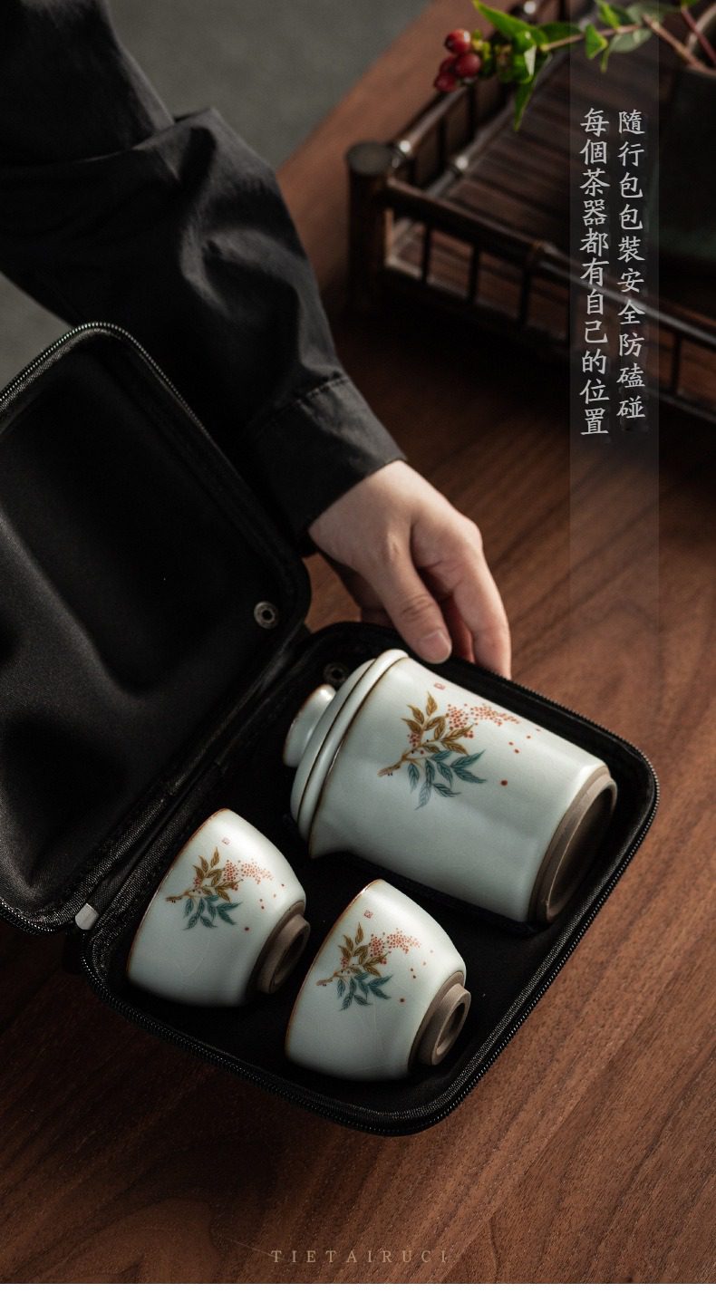 汝窯可申旅行快客杯，南山居便攜式旅行茶具組，內含彩繪陶瓷快客杯與茶杯，防震收納包設計，隨時隨地享受品茗樂趣。