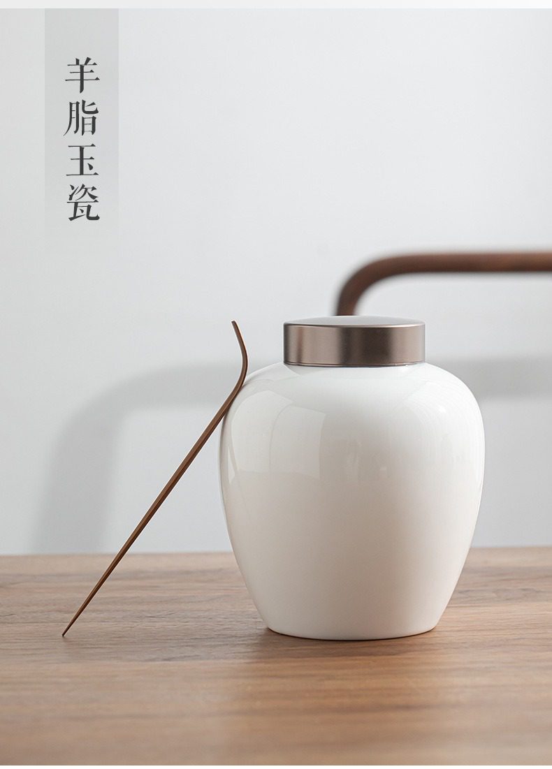 白瓷雲融茶葉罐，南山居羊脂玉瓷茶葉罐，潔白溫潤，搭配金屬蓋與茶匙，呈現雅緻茶道美學。