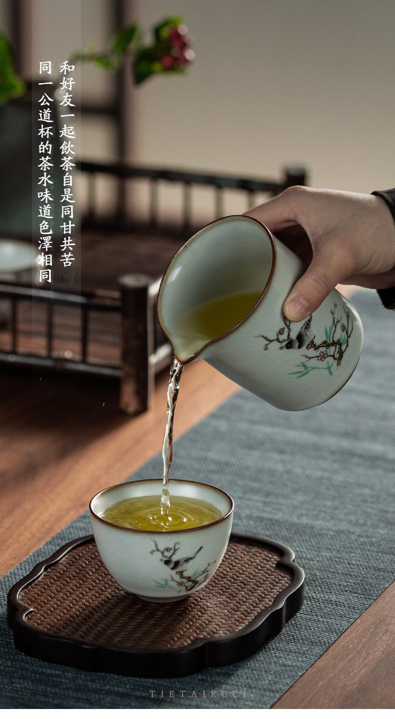 汝瓷可申公道杯，南山居手繪花鳥瓷製公道杯，釉色溫潤雅緻，線條流暢，為品茗時分注入禪意與美感。