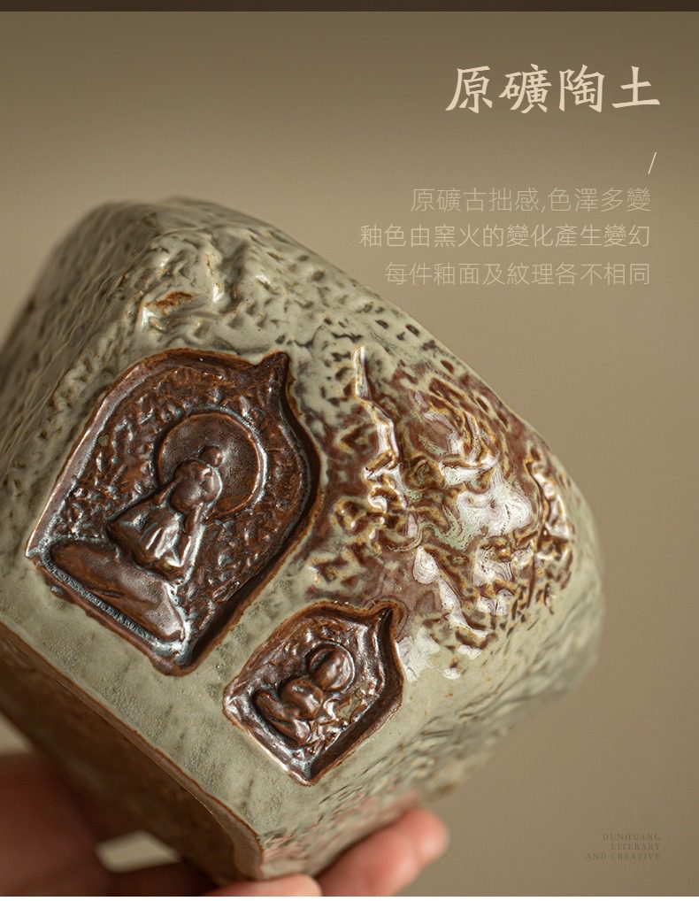 敦煌印象枯禪建水，南山居原礦陶土茶杯，手工雕刻佛像浮雕設計，粗獷古拙質感，呈現獨一無二的窯變美感。