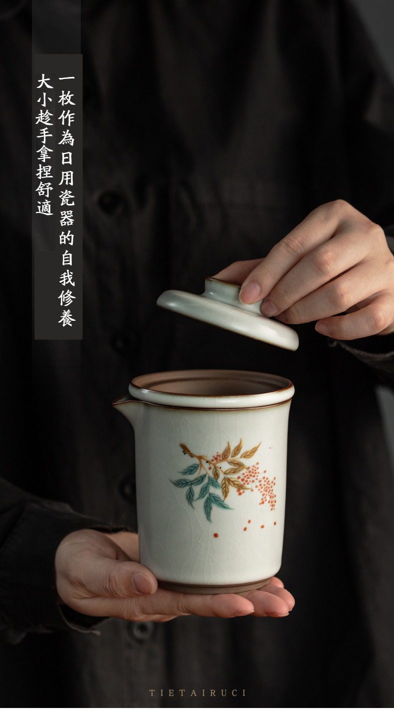 汝窯可申旅行快客杯，南山居手繪花卉開片瓷茶杯，釉色溫潤雅緻，杯身紋理細膩，一手可握，是品茗時的優雅之選。