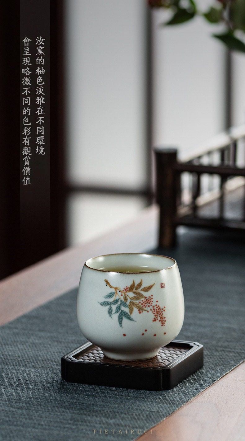 汝瓷可靜品茗杯，南山居汝窯手繪茶杯，釉色溫潤如玉，杯身點綴雅緻秋果紋飾，呈現禪意與品茗美學。