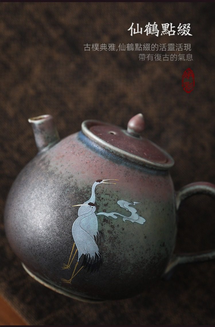 窯變煥彩瑞鶴呈祥水滴茶壺，南山居仙鶴點綴復古陶製茶壺，壺身釉色斑斕，細膩手繪仙鶴圖案展現禪意茶文化。