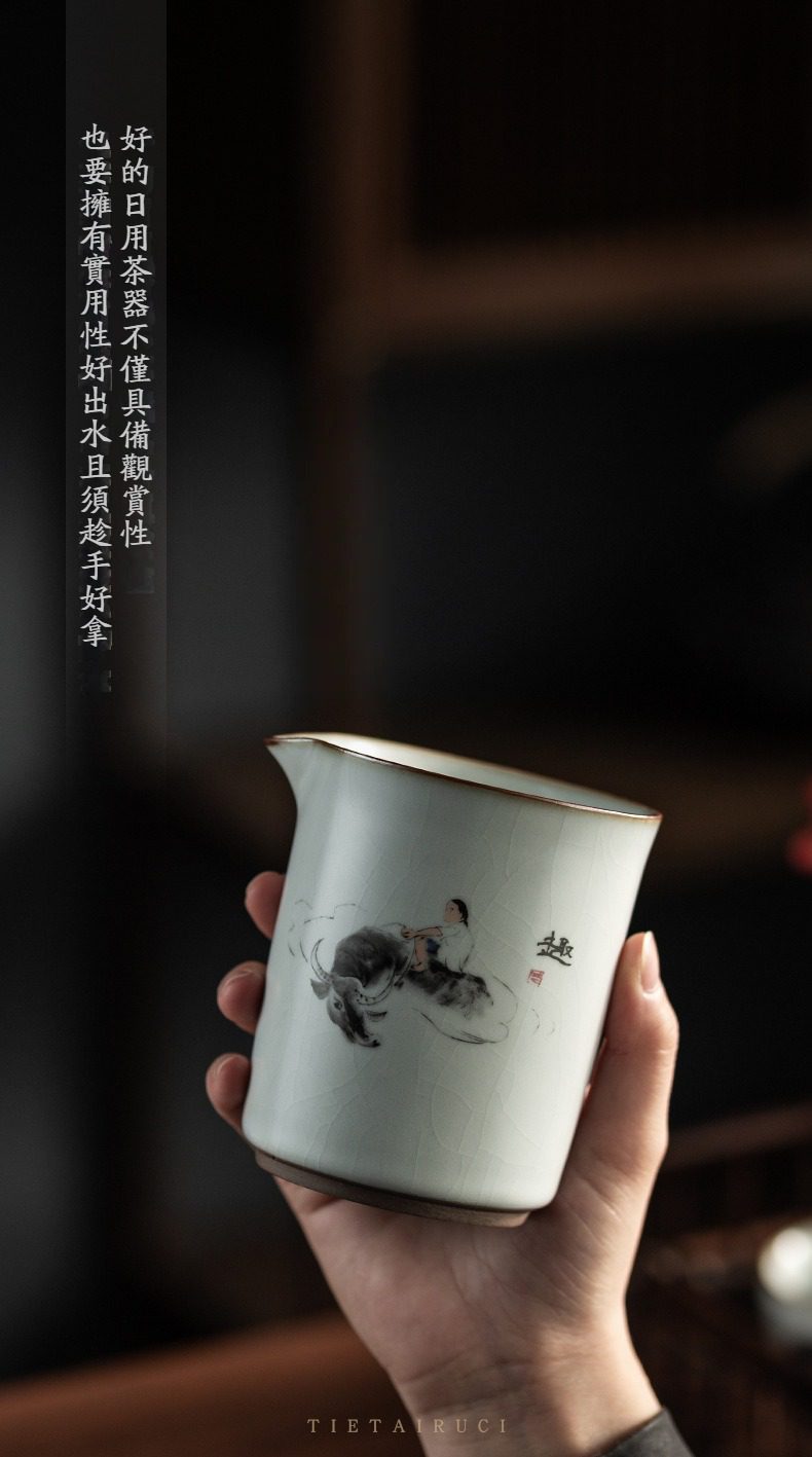汝瓷可申公道杯，南山居手工汝窯茶海，壺身繪有牧童戲水圖，開片釉色細膩，握感舒適且出水流暢，是茶道愛好者的精緻茶具選擇。