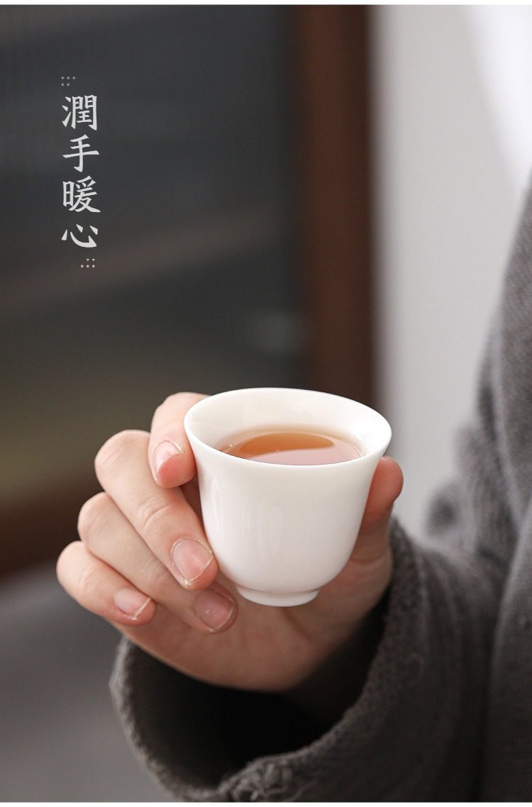白瓷羊脂玉雲悅功夫茶具組，南山居精緻白瓷茶杯，質地溫潤潔白，杯中盛裝金黃茶湯，完美呈現極簡禪意茶席美學。