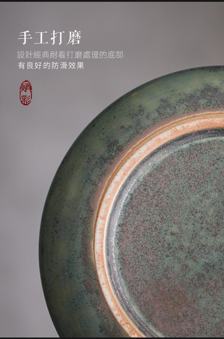 窯變煥彩瑞鶴呈祥茶葉罐，南山居手工打磨粗陶茶具底部，翠綠斑駁釉面配防滑底足，展現茶道器皿匠心工藝。