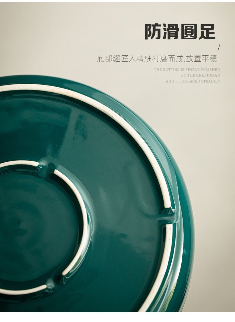 三味茶品喜樂茶盤，南山居墨綠色陶瓷茶具底部，經匠人手工精細打磨防滑圓足，結構平穩細膩。