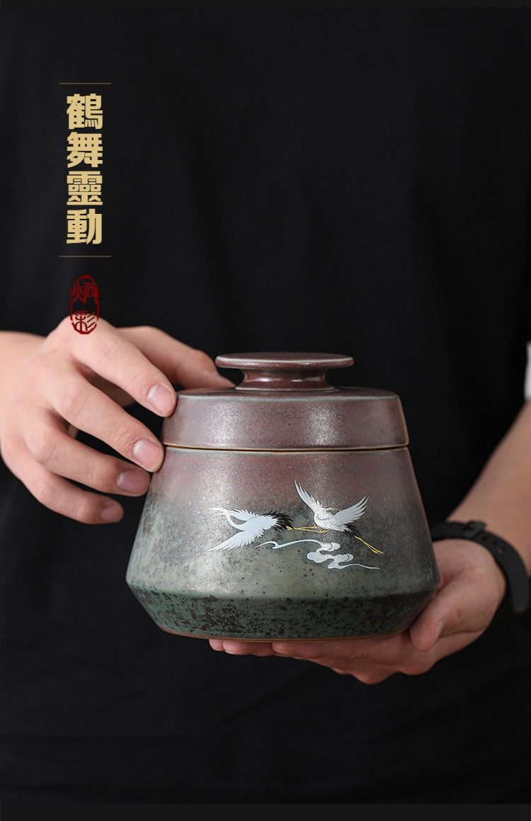 窯變煥彩瑞鶴呈祥茶葉罐，南山居手工陶瓷釉變茶葉罐，瓶身繪有飛舞仙鶴圖案，墨綠紅褐漸層釉色獨特。