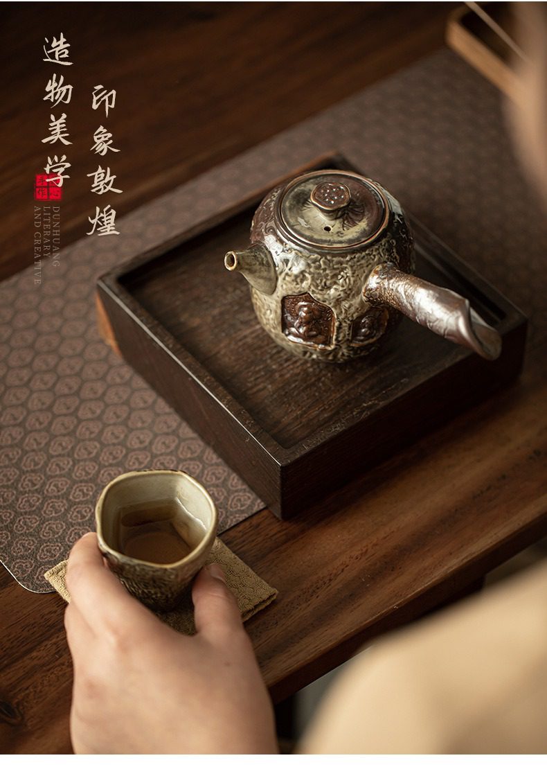 敦煌印象茶壺，南山居敦煌系列手工側把壺，粗陶肌理搭配佛像浮雕，古樸厚重，展現禪意品茗氛圍。