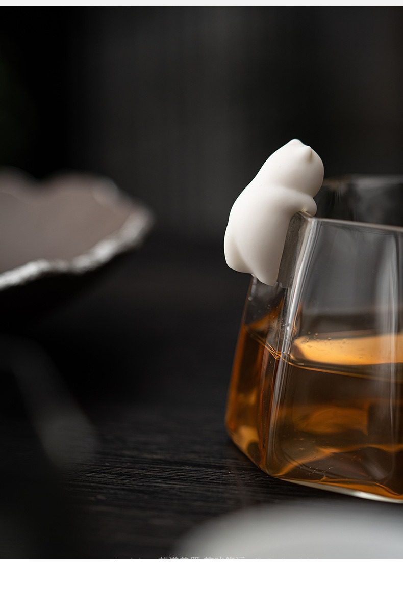 白瓷貓咪掛件茶寵，南山居白色陶瓷小貓茶寵，造型靈動可愛，優雅懸掛於玻璃公道杯邊緣，增添品茗趣味。