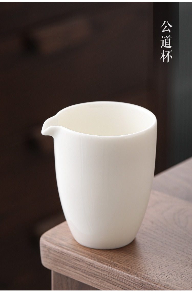 白瓷羊脂玉雲悅功夫茶具組，南山居純白簡約公道杯，瓷質溫潤細膩，杯口設計流暢，展現禪意茶具美學。