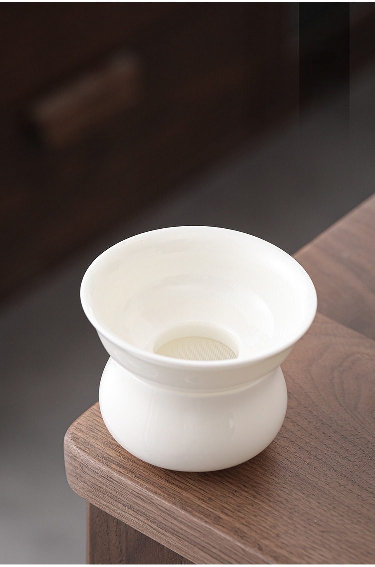 白瓷羊脂玉雲悅功夫茶具組，南山居白瓷茶漏，釉面潔白瑩潤，過濾細膩，適用於日常品茗與茶席佈置。