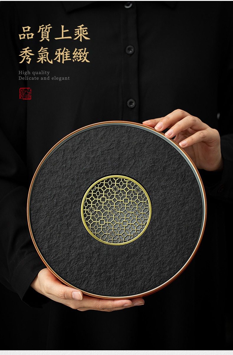 三味茶品喜樂茶盤，南山居禪意圓形茶盤，採用天然黑石紋理搭配細緻鏤空銅藝，彰顯高品質茶席美學。