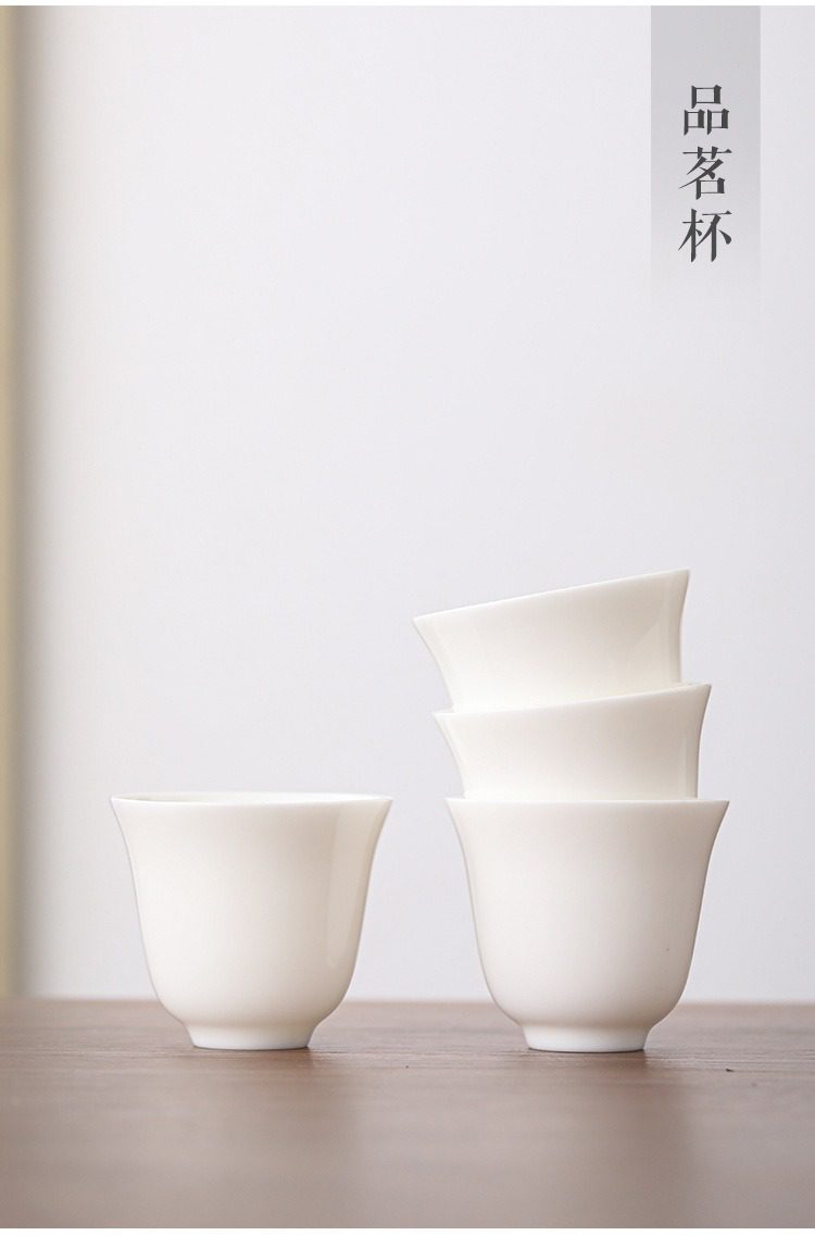 白瓷羊脂玉雲悅功夫茶具組，南山居白瓷品茗杯，釉面溫潤如玉，杯身線條簡約優雅，層疊堆砌顯露禪意茶道美學。