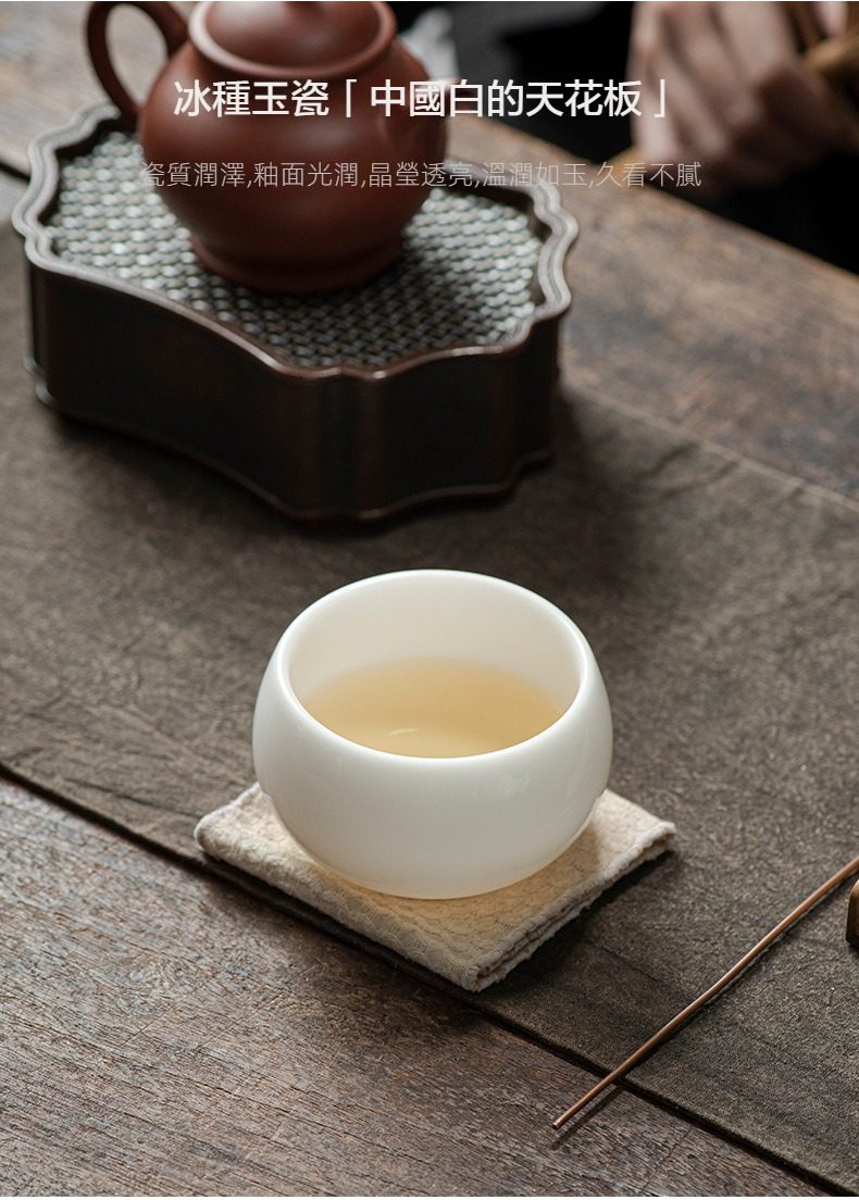 白瓷羊脂玉羅漢品茗杯，南山居冰種玉瓷茶杯，釉面光潤，晶瑩透亮，搭配雅緻紫砂壺與茶盤。